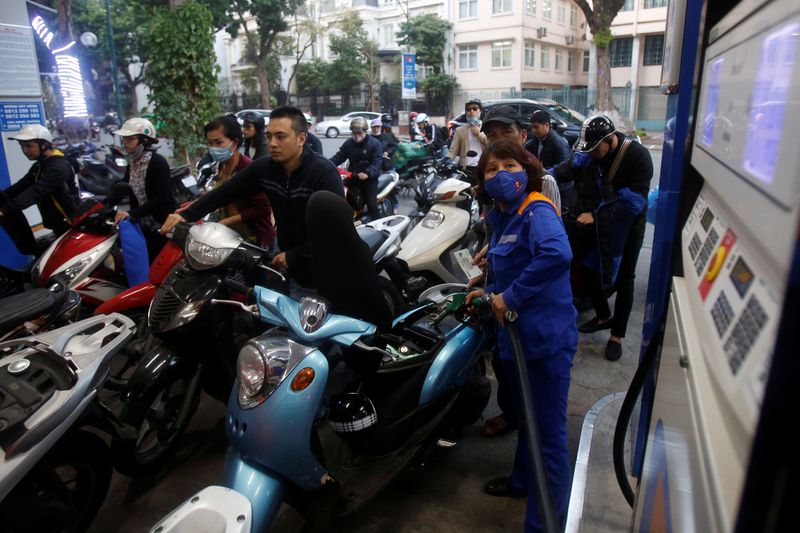 &copy; Reuters. FILE PHOTO: An employee pumps petrol for clients at a petrol station in Hanoi, Vietnam December 20, 2106. REUTERS/Kham