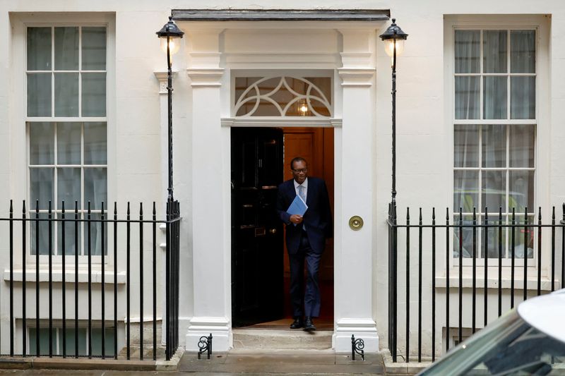 © Reuters. Britain's Chancellor of the Exchequer Kwasi Kwarteng steps outside 11 Downing Street in London, Britain, September 23, 2022. REUTERS/Clodagh Kilcoyne