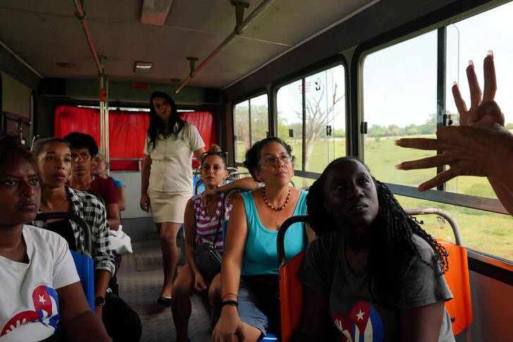 &copy; Reuters. Un grupo de visitantes con audición parcial mira a la intérprete de signos Yoandra Oliva durante una visita al zoo nacional en La Habana, Cuba. 21 septiembre 2022. REUTERS/Alexandre Meneghini