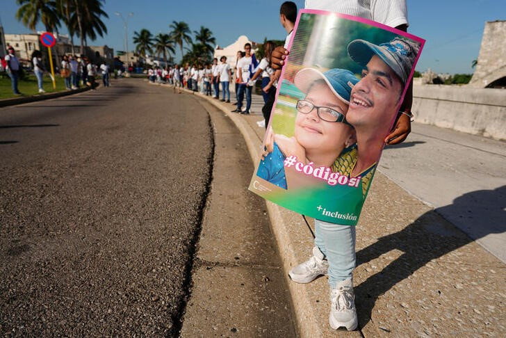 &copy; Reuters. Imagen de archivo de un joven mostrando un cartel sobre el referendo al nuevo código de familia en La Habana, Cuba. 17 septiembre 2022. REUTERS/Alexandre Meneghini