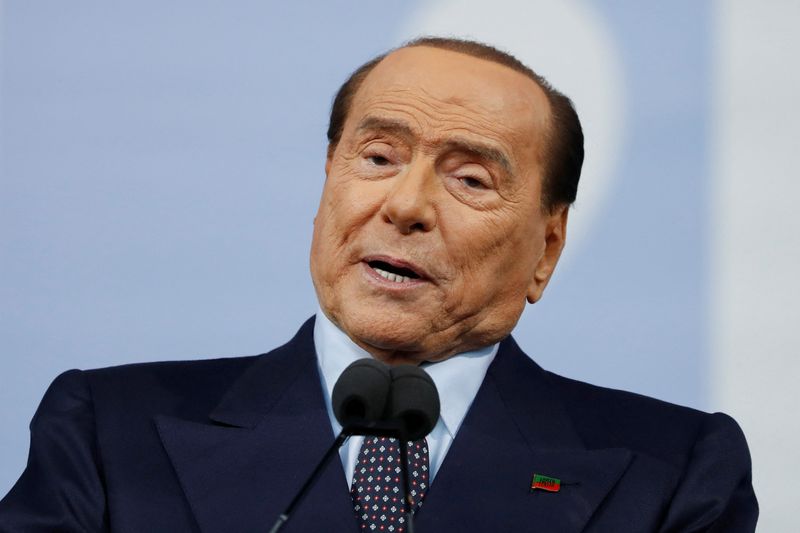 &copy; Reuters. El líder de Forza Italia, Silvio Berlusconi, habla durante el mitin de cierre de campaña electoral de la coalición de centro-derecha en la Piazza del Popolo, antes de las elecciones generales del 25 de septiembre, en Roma, Italia. 22 de septiembre, 202