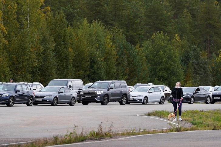 &copy; Reuters. Automóviles haciendo cola para entrar en Finlandia desde Rusia en el punto de paso más meridional de Finlandia, Vaalimaa, a unas tres horas de viaje desde San Petersburgo, en Vaalimaa, Finlandia. 23 de septiembre de 2022. REUTERS/Janis Laizans