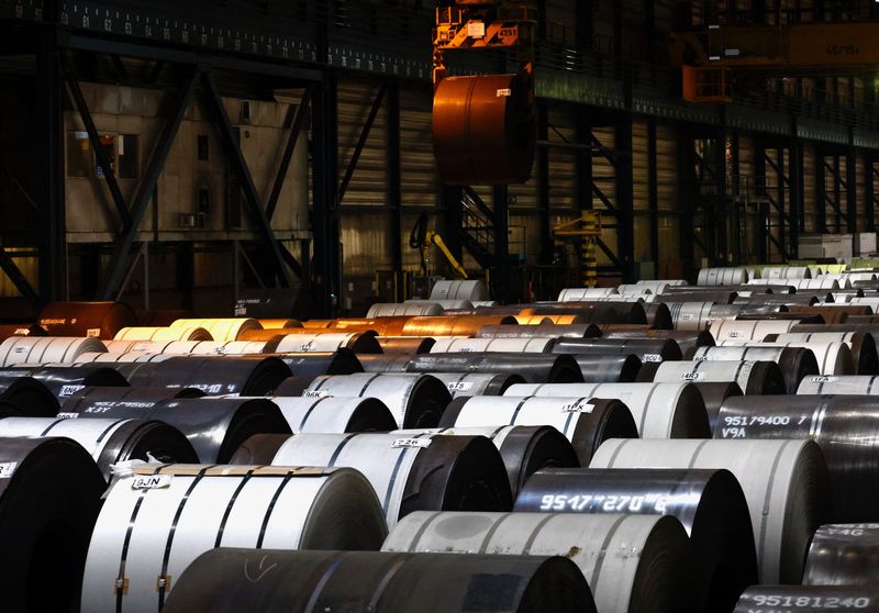 &copy; Reuters. Bobinas de metal inoxidable en la planta belga del fabricante de acero inoxidable Aperam, que se ha visto obligado a reducir la producción debido a la espiral de precios de la energía, en Genk, Bélgica, el 22 de septiembre de 2022. REUTERS/Yves Herman