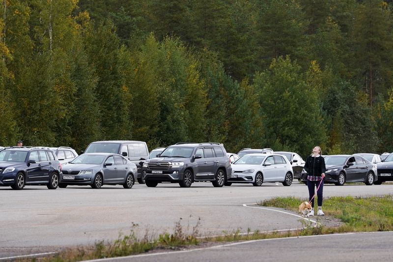 &copy; Reuters. سيارات قادمة من روسيا تصطف لتدخل فنلندا عبر معبر فاليما الجنوبي بفنلندا يوم الجمعة. تصوير: جانس ليزنس - رويترز.