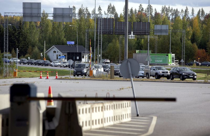 &copy; Reuters. Auto in coda per attraversare il confine dalla Russia alla Finlandia al posto di controllo alla frontiera di Nuijamaa a Lappeenranta, Finlandia, 22 settembre 2022. Lauri Heino/Lehtikuva/via REUTERS