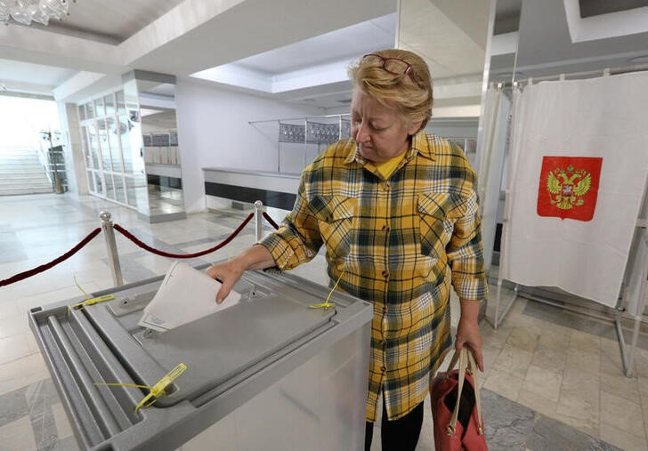 &copy; Reuters. Una donna vota durante il primo giorno del referendum sull'adesione alla Russia delle regioni ucraine controllate dai russi, a Sebastopoli, in Crimea, il 23 settembre 2022. Si vota per i residenti delle autoproclamate Repubbliche popolari di Donetsk (DPR)