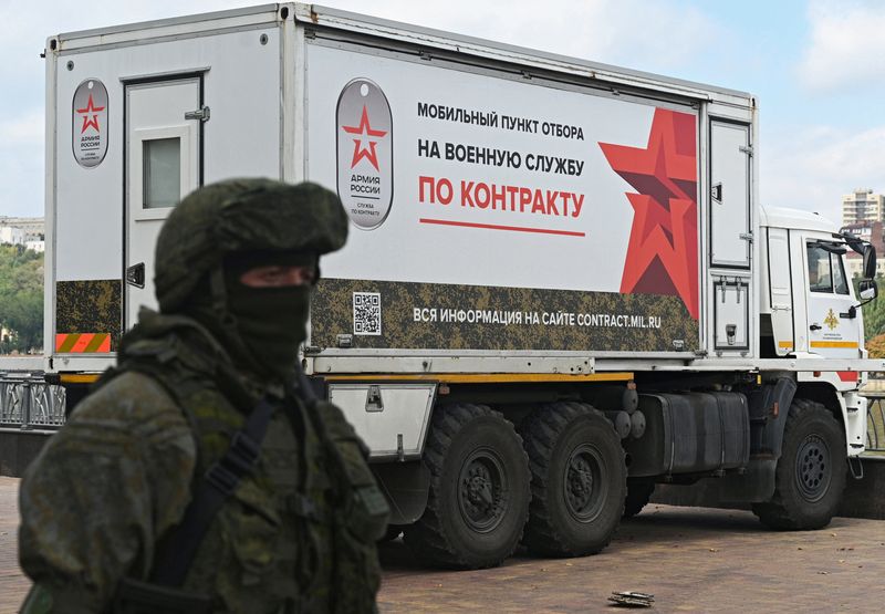 &copy; Reuters. FOTO DE ARCHIVO: Un miembro del servicio ruso junto a un centro de reclutamiento móvil para el servicio militar por contrato en Rostov del Don, Rusia. 17 de septiembre de 2022. REUTERS/Sergey Pivovarov