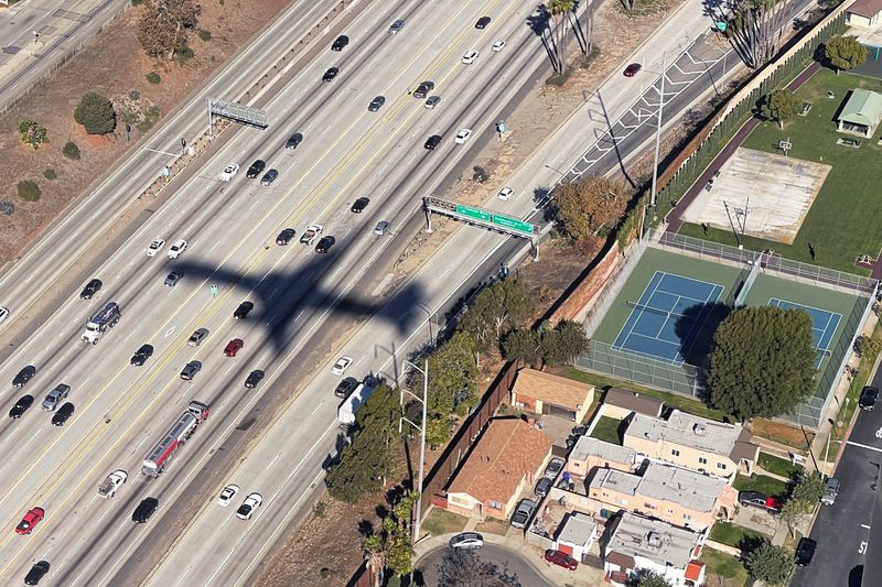 &copy; Reuters. FILE PHOTO: A Delta Airlines flight casts a shadow on the ground as it makes its approach for landing at Los Angeles International Airport in Los Angeles, California, U.S., November 11, 2021. REUTERS/Brian Snyder