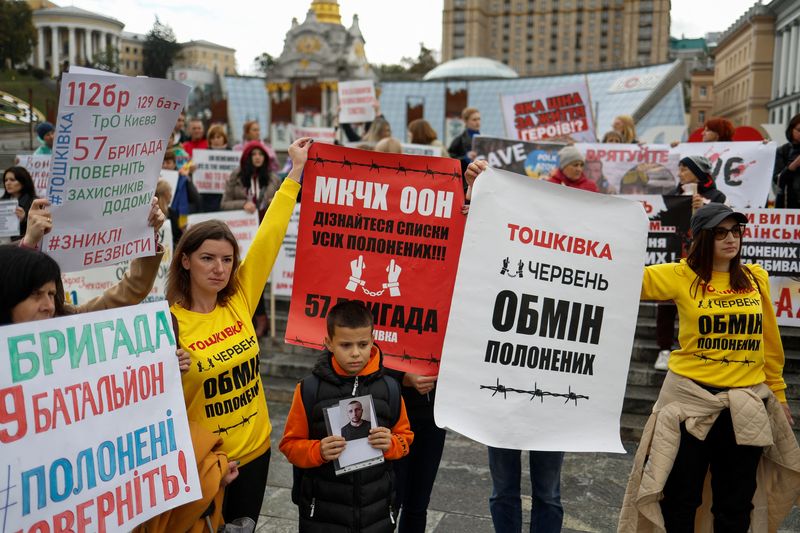 © Reuters. Relatives of Ukrainian prisoners of war (POWs) attend a rally demanding to speed up their release from a Russian captivity, amid Russia's attack on Ukraine, at the Independence Square in Kyiv, Ukraine September 23, 2022. REUTERS/Valentyn Ogirenko