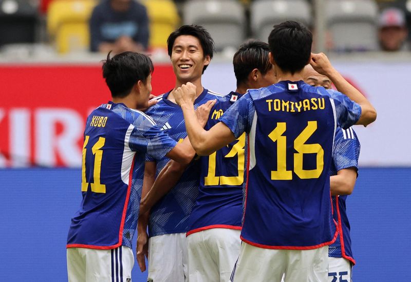 Soccer-Kamada and Mitoma strike as Japan breeze past United States