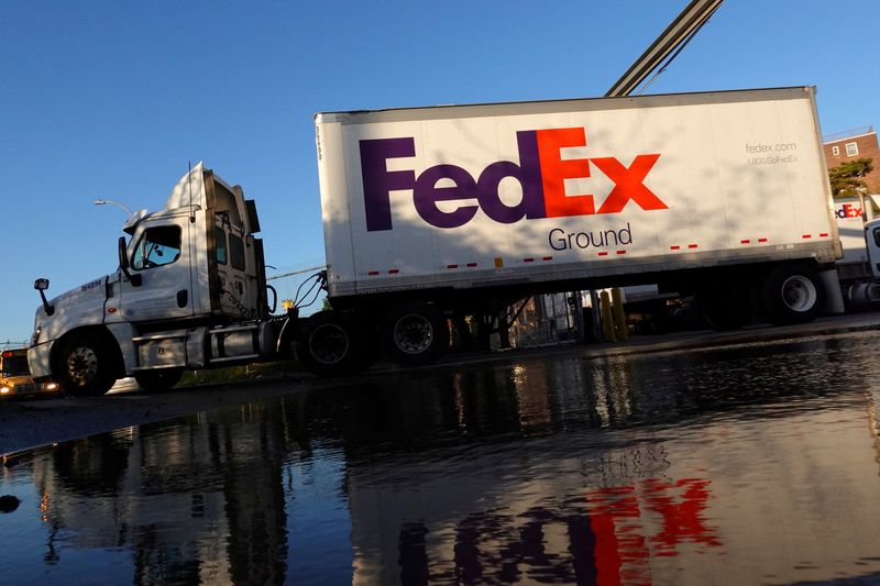© Reuters. Caminhão de entrega da FedEx 
09/05/2022
REUTERS/Andrew Kelly