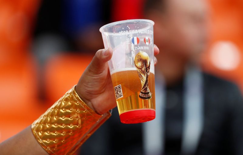 &copy; Reuters. Torcedor segura copo de cerveja durante partida da Copa do Mundo, em 2018
21/06/2018
REUTERS/Damir Sagolj