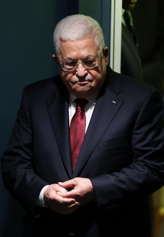 &copy; Reuters. الرئيس الفلسطيني محمود عباس في مقر الأمم المتحدة في نيويورك يوم الجمعة. تصوير: كيتلين اوكس - رويترز. 