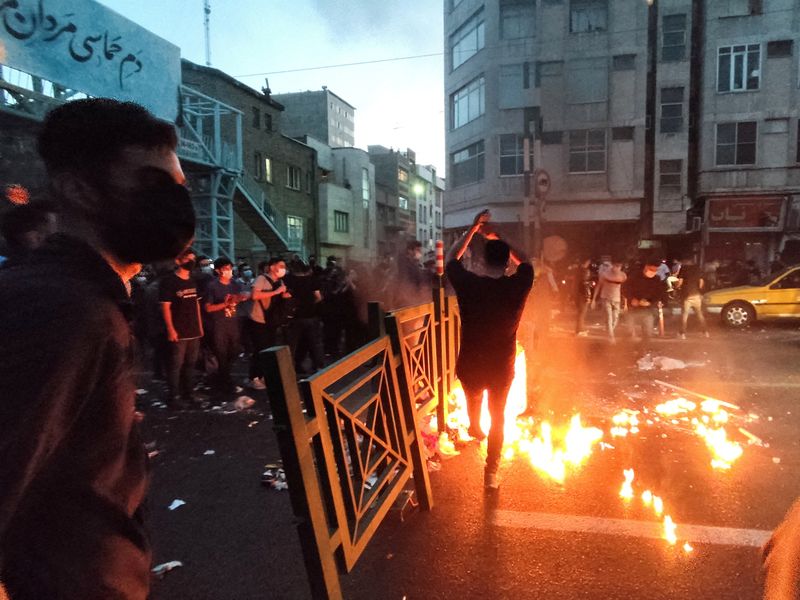 &copy; Reuters. محتجون خلال مظاهرة في طهران يوم 21 سبتمبر ايلول 2022 احتجاجا على مقتل مهسا أميني في حجز الشرطة. صورة من وكالة غرب آسيا للأنباء. 