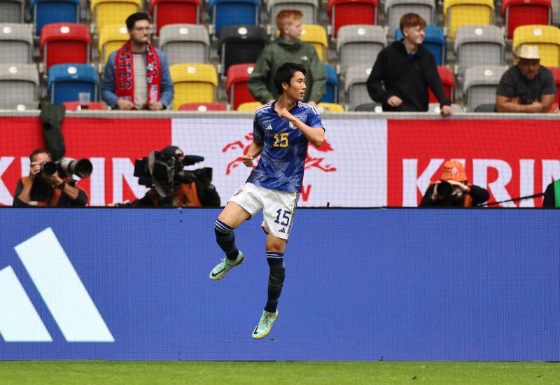 &copy; Reuters. دايتشي كامادا لاعب منتخب اليابان لكرة القدم يحتفل بهدفه في شباك الولايات المتحدة في مباراة ودية يوم الجمعة. توصير: تيلو شمولجن - رويترز. 