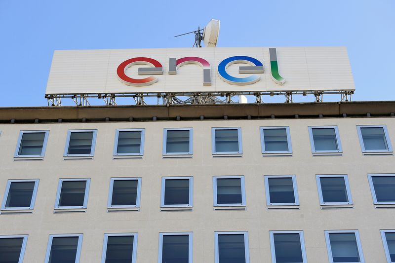 &copy; Reuters. Imagen de archivo del logotipo de la multinacional energética italiana Enel en la sede de Milán