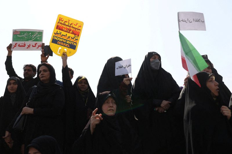 &copy; Reuters. 女性の頭髪を覆うスカーフの着用を巡る抗議活動が続くイランで、軍は抗議の背後にある「敵の陰謀に立ち向かう」と表明した。当局がこれまでになく強い警告を発したことで、過去のデモ
