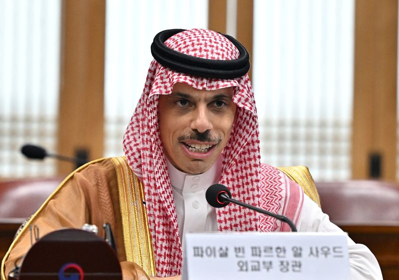 &copy; Reuters. وزير الخارجية السعودي الأمير فيصل بن فرحان يتحدث مع نظيره الكوري الجنوبي بارك جين في سول في 20 يوليو تموز 2022 . صورة لرويترز . 