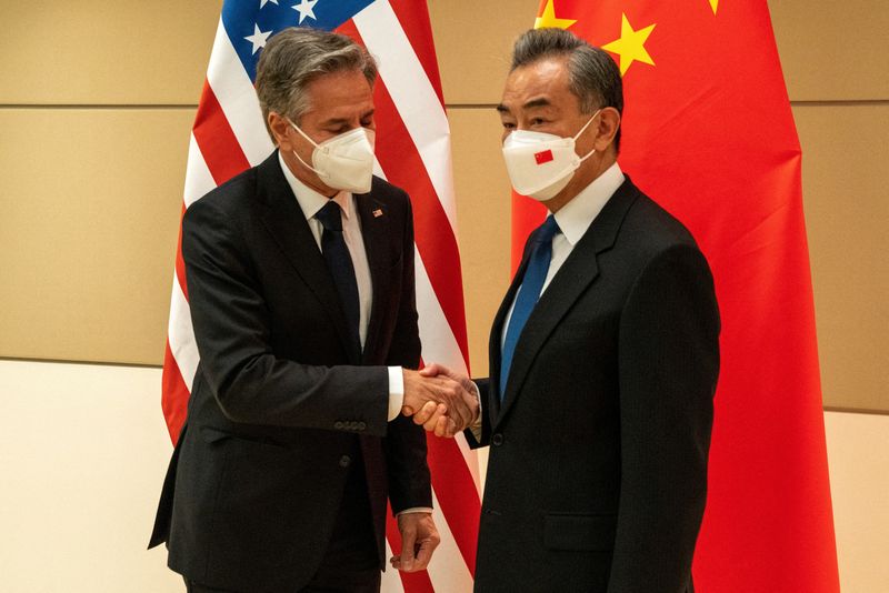 © Reuters. وزير الخارجية الأمريكي أنتوني بلينكن (الى اليسار) يصافح نظيره الصيني وانغ يي في نيويورك يوم الجمعة. صورة من ممثل لوكالات الأنباء.