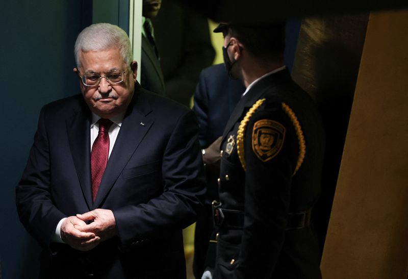 &copy; Reuters. El presidente de Palestina, Mahmoud Abbas, llega para dirigirse a la 77ª Asamblea General de las Naciones Unidas en la sede de la ONU en Nueva York, Nueva York, Estados Unidos. 23 de septiembre de 2022. REUTERS/Caitlin Ochs