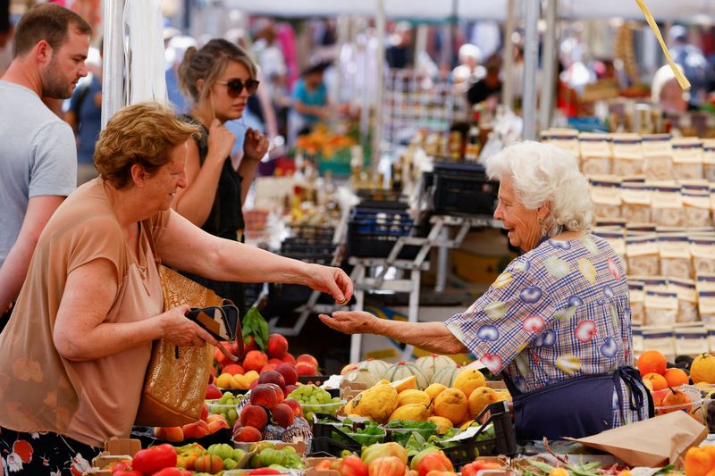 © Reuters. Mulher faz compras no mercado Campo de' Fiori em Roma, Itália
15/06/2022
REUTERS/Guglielmo Mangiapane