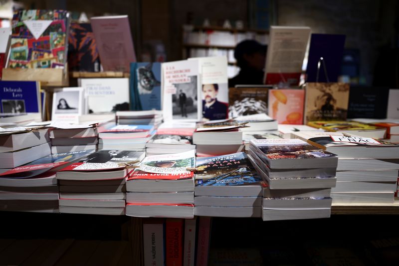 © Reuters. Livros são exibidos em uma mesa na livraria 