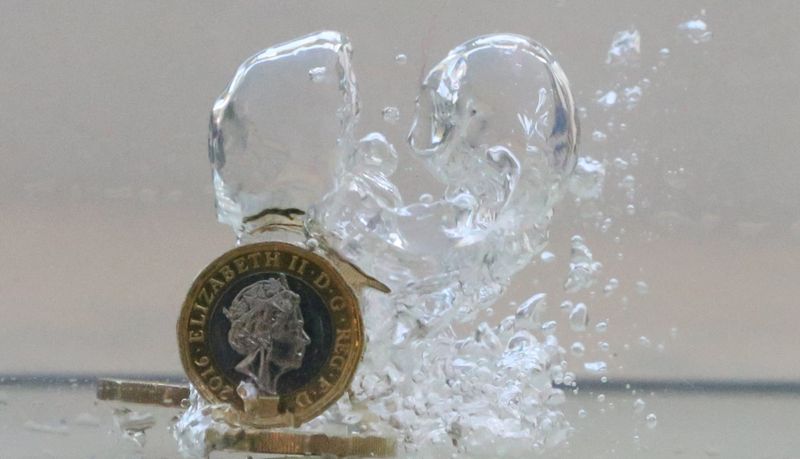 © Reuters. UK pound coins plunge into water in this illustration picture, October 26, 2017.  REUTERS/Dado Ruvic/Illustration