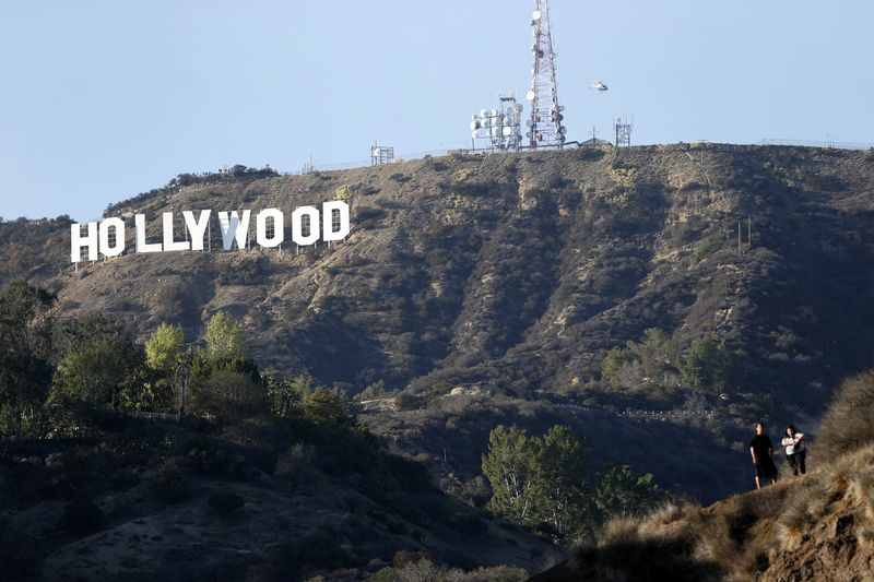 &copy; Reuters. لافتة هوليوود الشهيرة في ولاية كاليفورنيا الأمريكية - صورة من أرشيف رويترز. 