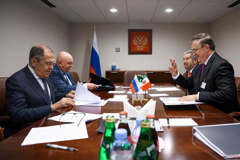 &copy; Reuters. وزير خارجية المكسيك مارسيلو إيبرارد خلال اجتماع مع نظيره الروسي سيرجي لافروف في نيويورك يوم الجمعة. صورة من الخارجية المكسيكية محظور إعادة 