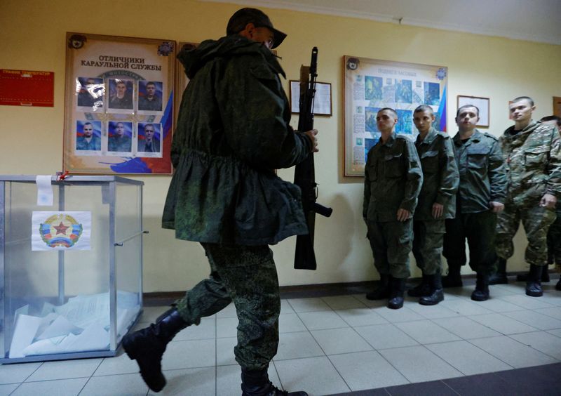 &copy; Reuters. 主要７カ国（Ｇ７）首脳は２３日、ウクライナ東南部４州の親ロシア派支配地域で始まったロシア編入を問う住民投票を非難する共同声明を発表した。写真は同日、親ロシア派が実効支配す