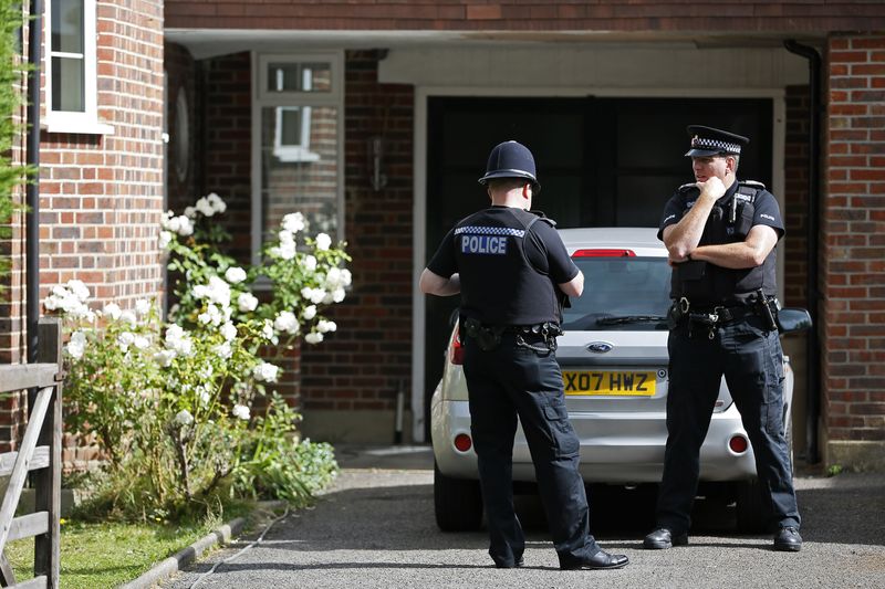 &copy; Reuters. شرطيان خارج منزل أسرة سعد الحلي بالقرب من لندن في صورة من أرشيف رويترز. 