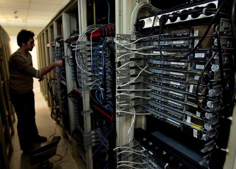 &copy; Reuters. FOTO DE ARCHIVO: Un ingeniero informático comprueba los equipos en un proveedor de servicios de Internet en Teherán. 15 de febrero de 2011. REUTERS/Caren Firouz/