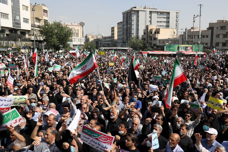 &copy; Reuters. Des personnes pro-gouvernementales se rassemblent contre les récents rassemblements de protestation en Iran, après la cérémonie de la prière du vendredi à Téhéran. /Photo prise le 23 septembre 2022/REUTERS/ WANA (West Asia News Agency)/Majid Asgar