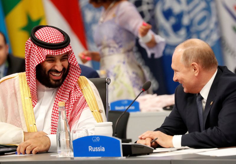 &copy; Reuters. ولي العهد السعودي الأمير محمد بن سلمان يتحدث مع الرئيس الروسي فلاديمير بوتين - صورة من أرشيف رويترز. 