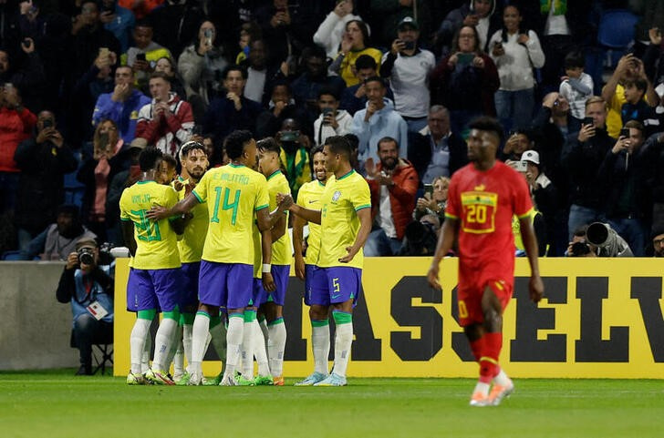 &copy; Reuters.  Sept 23, 2022 
Foto del viernes de Richarlison celebrando con sus compañeros tras marcar el tercer gol de Brasil en la victoria ante Ghana 
REUTERS/Benoit Tessier