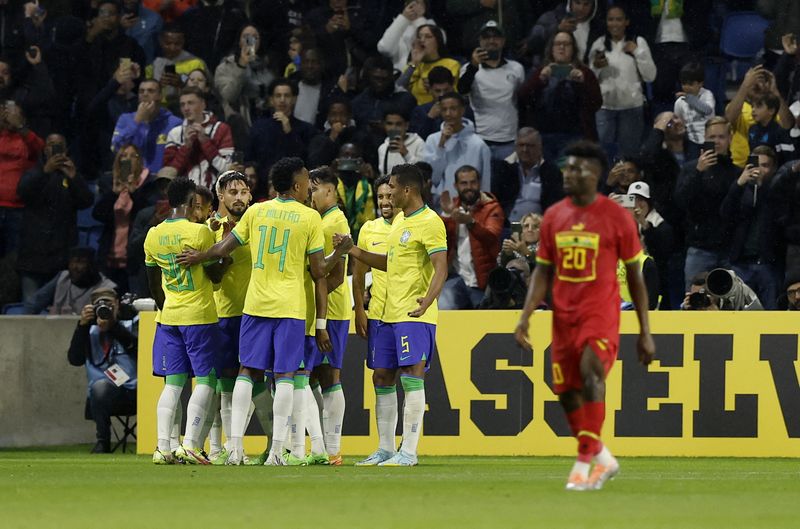 &copy; Reuters. لاعبون من منتخب البرازيل لكرة القدم يحتفلون بالهدف الثالث في شباك غانا خلال مباراة ودية في فرنسا يوم الجمعة. تصوير: بنوا تيسيييه - رويترز. 