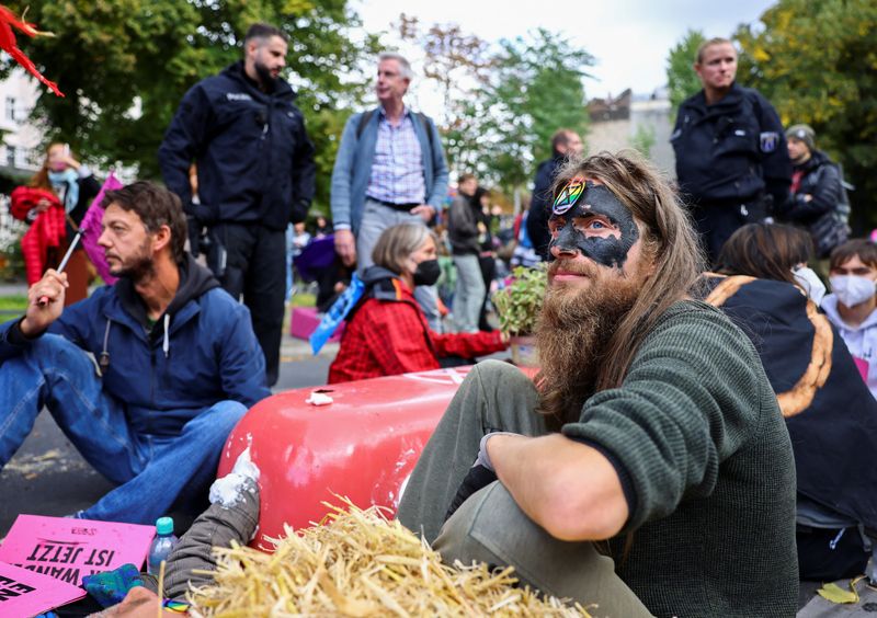 &copy; Reuters. نشطاء من أنصار البيئة خلال احتجاج في برلين يوم 17 سبتمبر ايلول 2022. تصوير: كريستيان مانج - رويترز. 