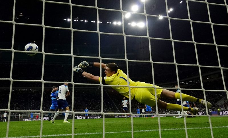 &copy; Reuters. جياكومو راسبادوري يحرز هدف منتخب إيطاليا لكرة القدم في شباك إنجلترا بدوري الأمم الأوروبية في ميلانو يوم الجمعة. تصوير: البرتو لينجريا - رويت