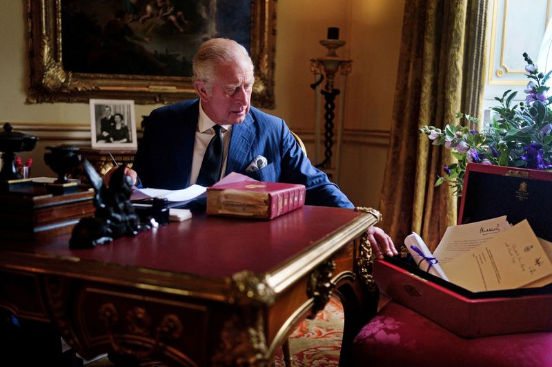 &copy; Reuters. الملك تشارلز في صورة مع الصندوق الأحمر الرسمي في قصر بكنجهام في لندن يوم الجمعة. صورة من ممثل لوكالات الأنباء تستخدم في الأغراض التحريرية فق