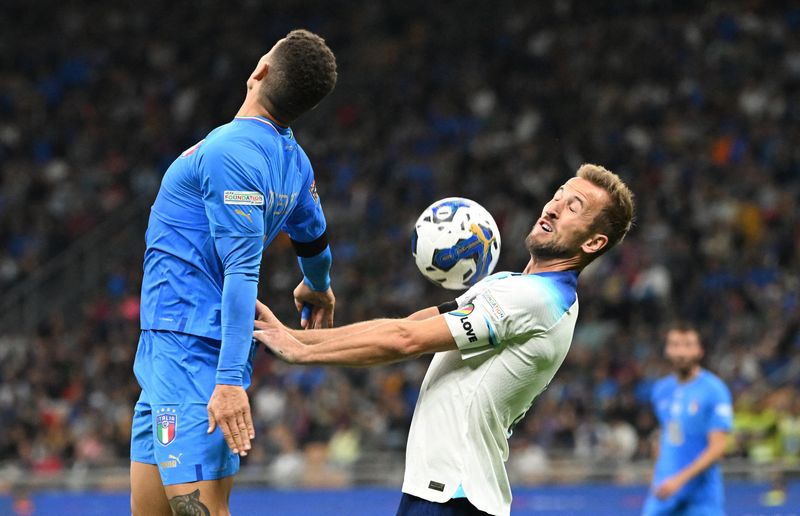 &copy; Reuters. O atacante Harry Kane disputa bola com Giovanni Di Lorenzo na partida entre Itália e Inglaterra na Liga das Nações.REUTERS/Alberto Lingria