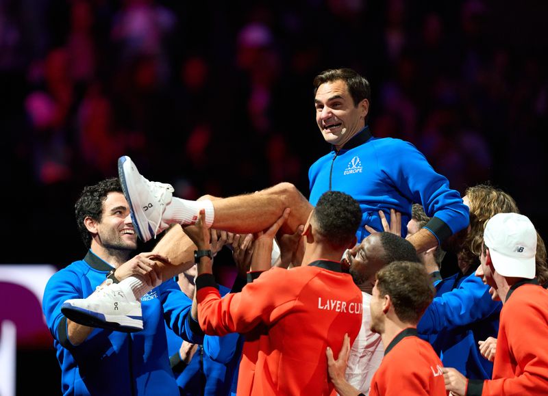 &copy; Reuters. El tenista suizo Roger Federer es levantado tras su partido de por la Laver Cup en Londres, Reino Unido. 23 de septiembre, 2022. Crédito obligatorio: Peter van den Berg-USA TODAY Sports