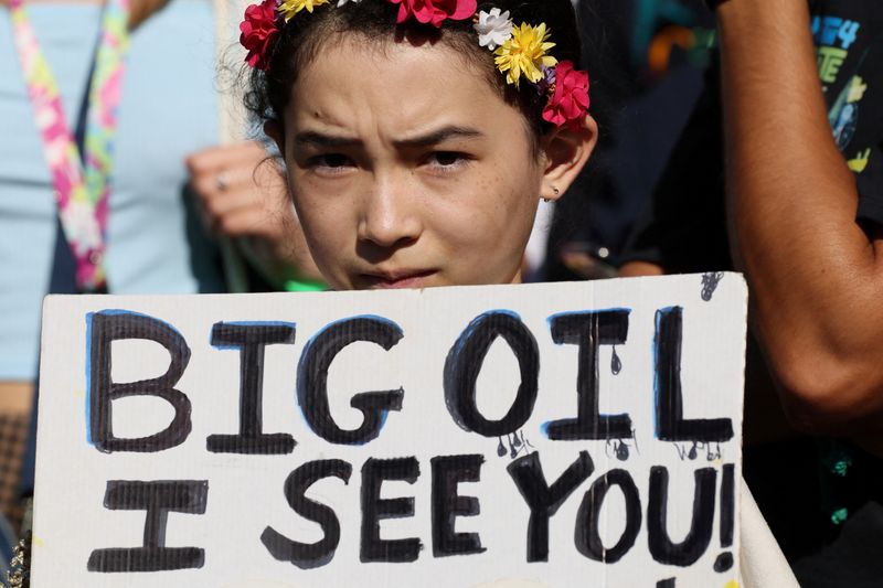 &copy; Reuters. Pessoas participam de uma manifestação por ações globais contra as mudanças climáticas em Nova York na semana da Assembleia-Geral da ONU. REUTERS/Brendan McDermid