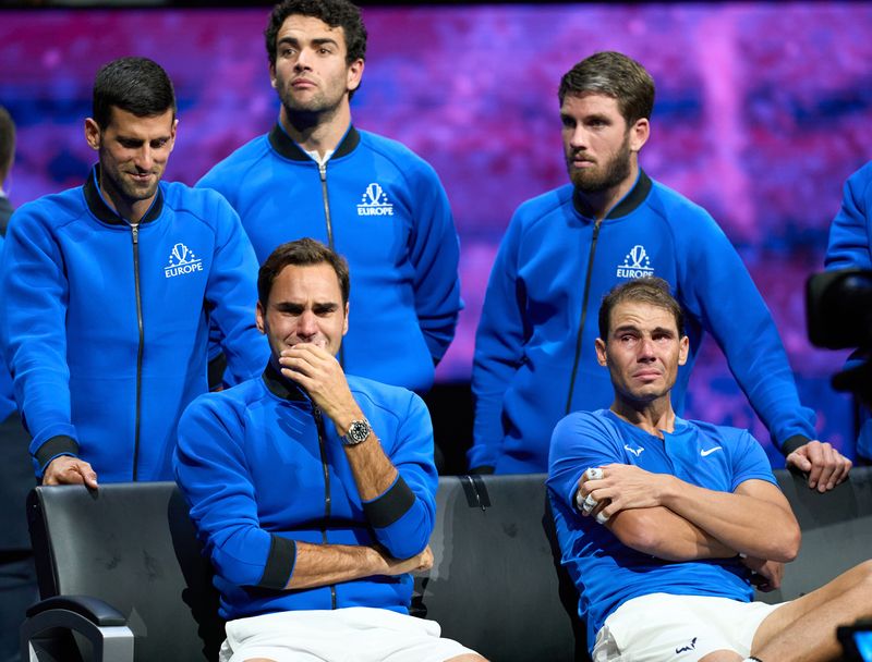 &copy; Reuters. O tenista Roger Federer chora ao lado de Rafael Nadal em sua despedida na Laver Cup. Crédito: Peter van den Berg-USA TODAY Sports