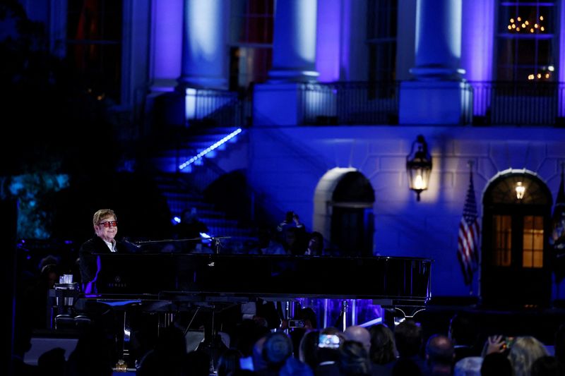 &copy; Reuters. El músico británico de rock Elton John actúa en la Casa Blanca en Washington, Estados Unidos. 23 de septiembre, 2022. REUTERS/Evelyn Hockstein