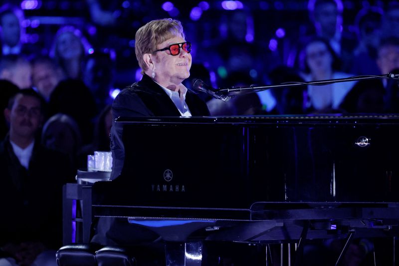 © Reuters. British rocker Elton John performs at the White House in Washington, U.S., September 23, 2022. REUTERS/Evelyn Hockstein