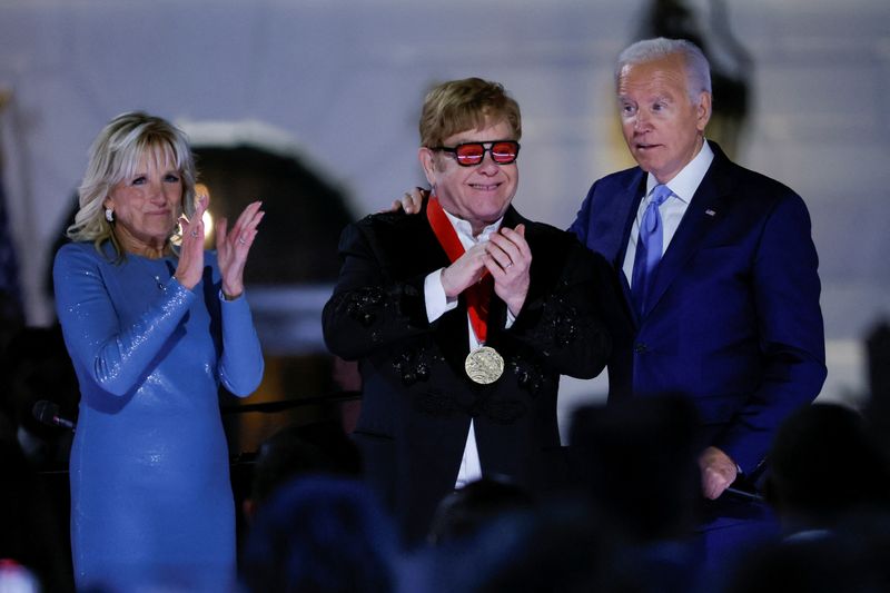 © Reuters. La estrella británica de la música rock Elton John recibe la Medalla Nacional de Humanidades de manos del presidente de Estados Unidos, Joe Biden, en la Casa Blanca, en Washington, Estados Unidos. 23 de septiembre, 2022. REUTERS/Evelyn Hockstein