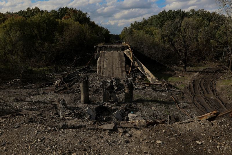 &copy; Reuters. منظر عام يوضح الأضرار التي لحقت بجسر يمر فوق نهر سيفيرسكي دونتس بالقرب من بلدة بالاكليا بمنطقة خاركيف في أوكرانيا في صورة بتاريخ 18 سبتمبر أي