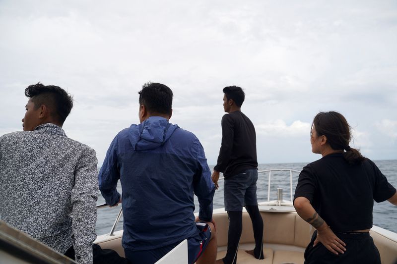 &copy; Reuters. رجال إنقاذ متطوعون يبحثون عن ناجين بالقرب من موقع غرق قارب كان يحمل صينيين قبالة بلدة سيهانوكفيل الساحلية في كمبوديا يوم الجمعة. تصوير: سيند