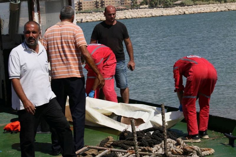 &copy; Reuters. أفراد من الهلال الأحمر السوري خلال عملية إنقاذ مهاجرين غرق قاربهم قرب مدينة طرطوس الساحلية شمال سوريا يوم الجمعة. حصلت رويترز على هذه الصور
