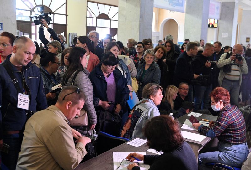 © Reuters. People visit a polling station located in the Don State Technical University on the second day of a referendum on the joining of Russian-controlled regions of Ukraine to Russia, in Rostov-on-Don, Russia September 24, 2022. REUTERS/Sergei Pivovarov